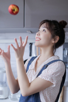 公咬着小娇乳H边走边欢视频